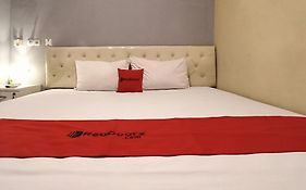 RedDoorz at Deluxe Hotel near Terminal Purabaya Bungurasih